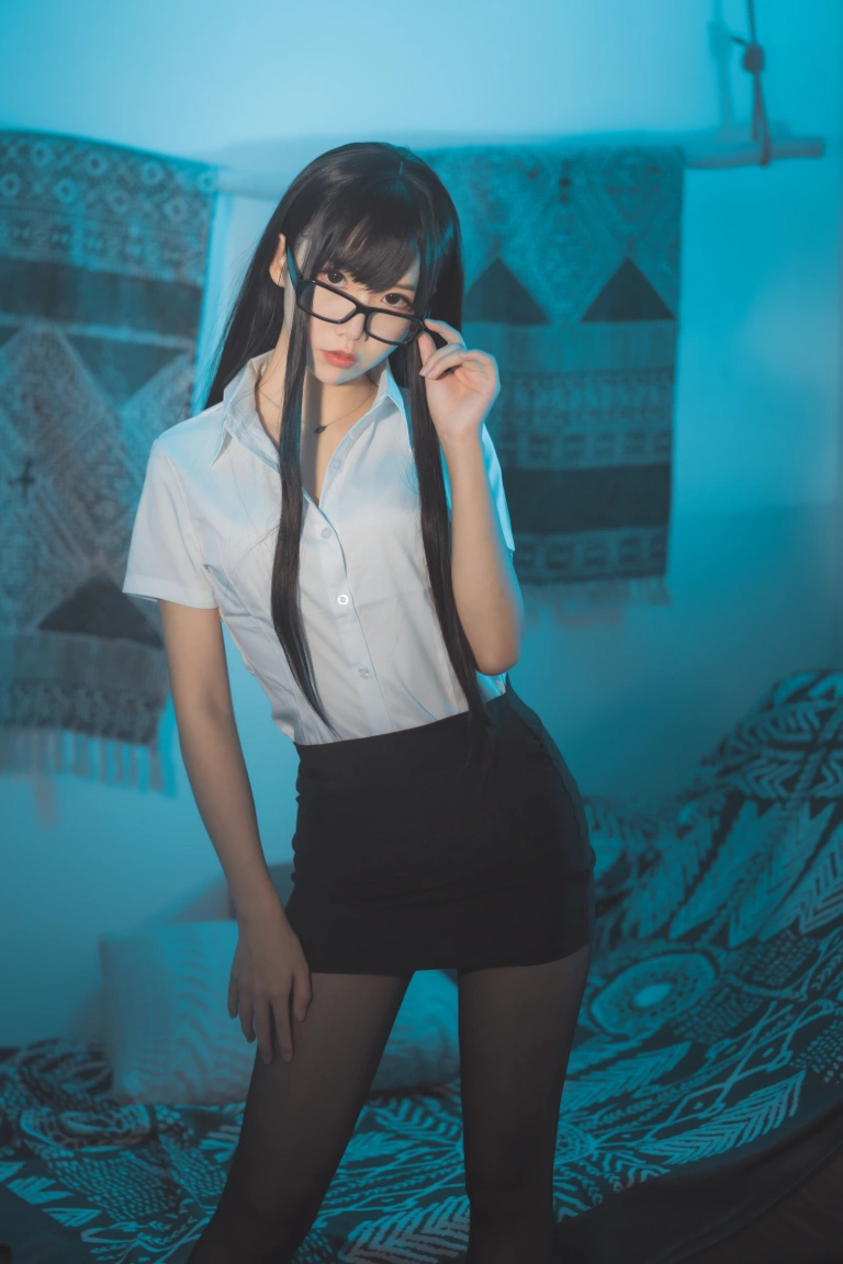 面饼仙儿《醉酒OL》主题写真：26张全套美图