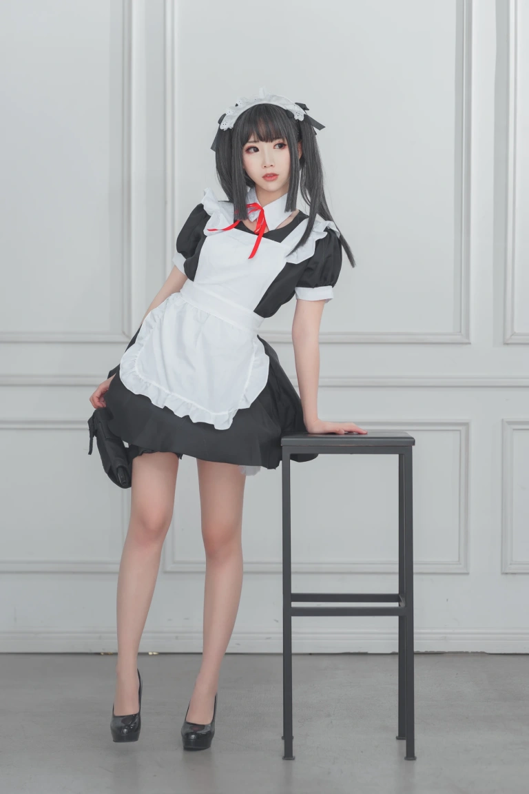 面饼仙儿《左轮女仆》主题写真：15张全套美图