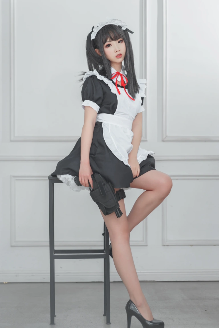 面饼仙儿《左轮女仆》主题写真：15张全套美图