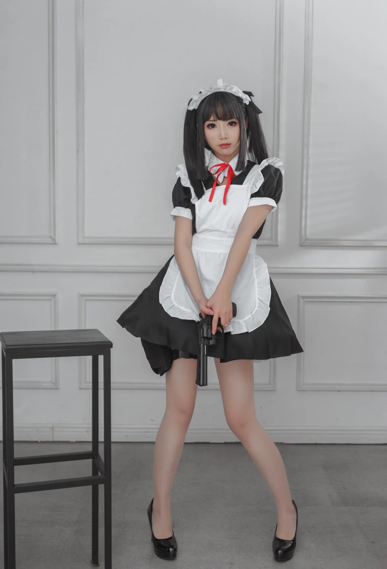 面饼仙儿《左轮女仆》主题写真：15张全套美图