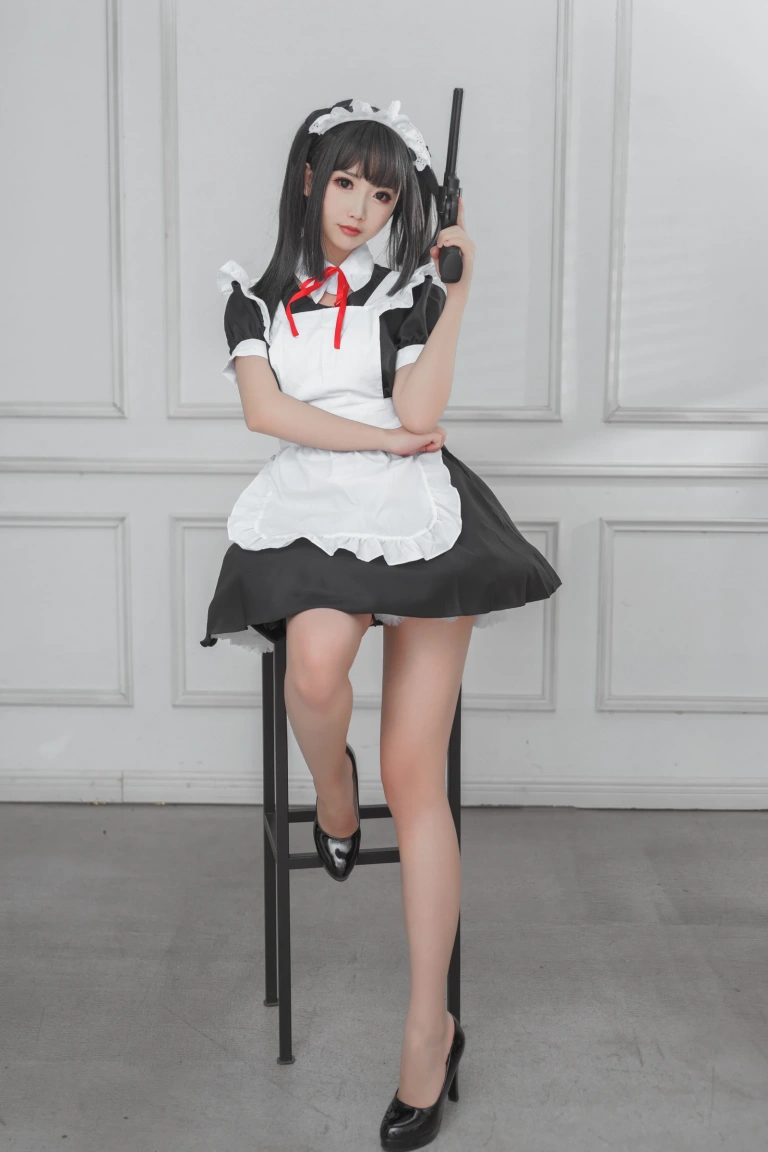 面饼仙儿《左轮女仆》主题写真：15张全套美图