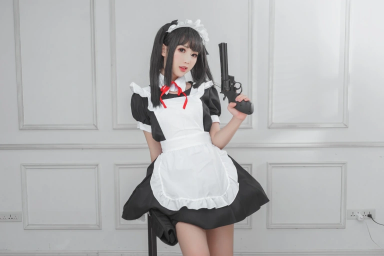 面饼仙儿《左轮女仆》主题写真：15张全套美图
