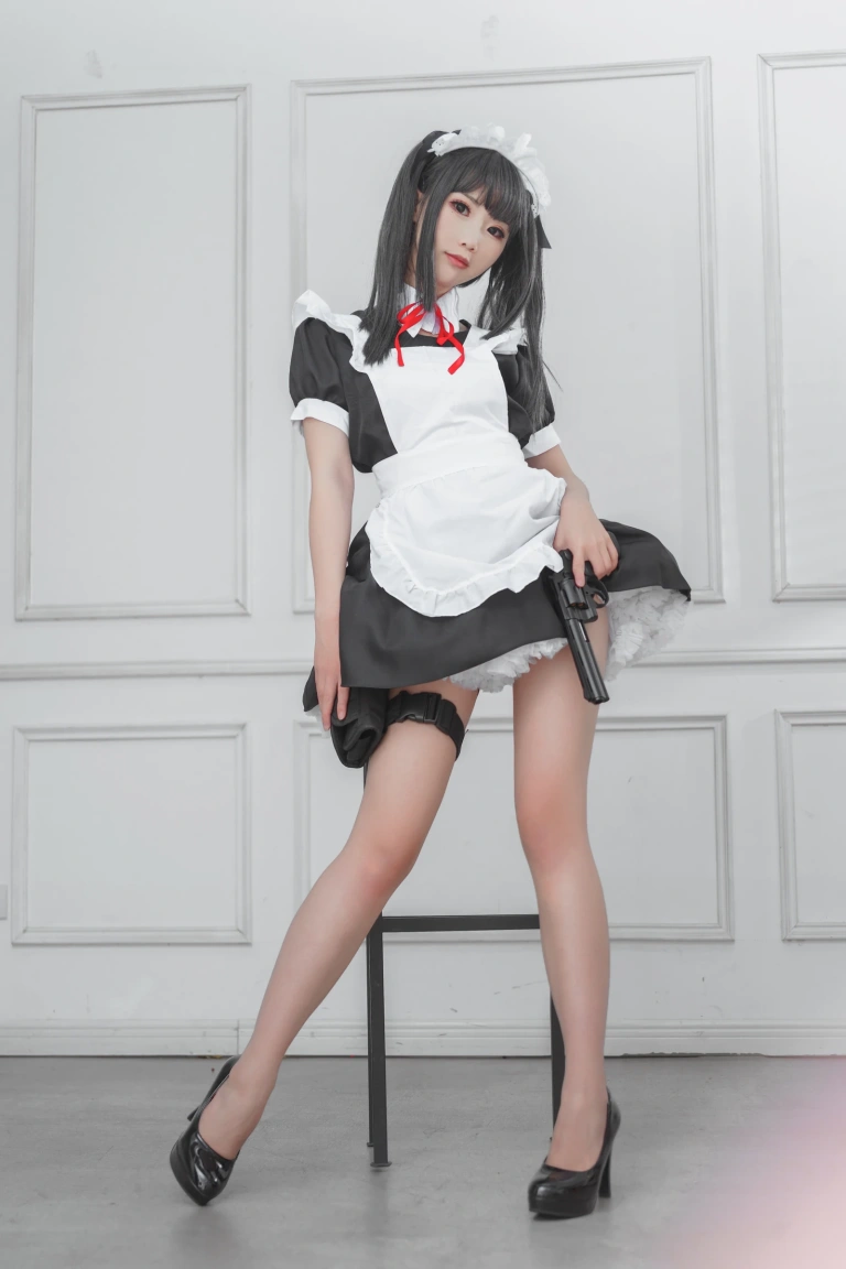 面饼仙儿《左轮女仆》主题写真：15张全套美图