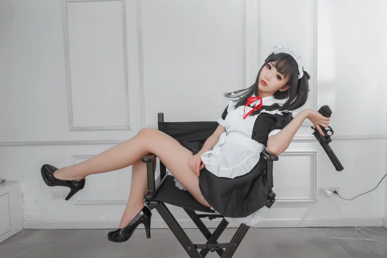 面饼仙儿《左轮女仆》主题写真：15张全套美图