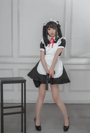 面饼仙儿《左轮女仆》主题写真：15张全套美图