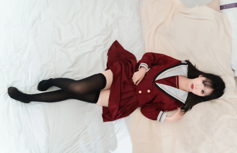 面饼仙儿《红色JK》主题写真：16张全套美图