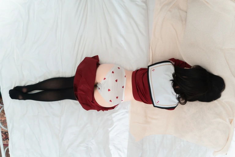 面饼仙儿《红色JK》主题写真：16张全套美图
