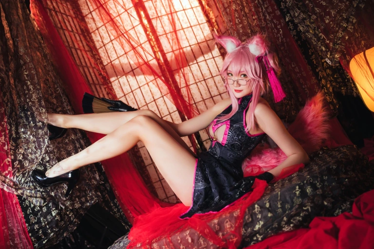 瓜希酱《高扬斯卡娅》主题写真：20张全套美图