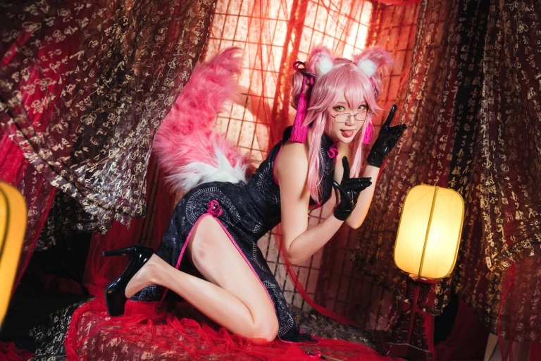 瓜希酱《高扬斯卡娅》主题写真：20张全套美图