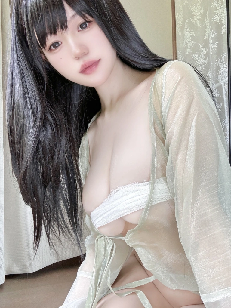 小仓千代《Fantia 2024年05月会员合集》主题写真：68张全套美图