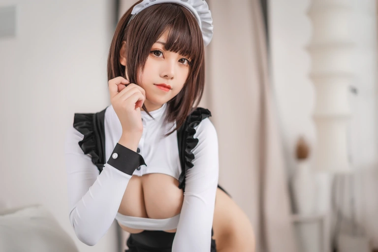 蜜汁猫裘《高叉女仆》主题写真：50张全套美图