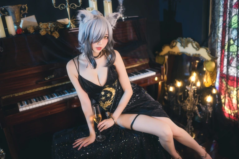 周叽是可爱兔兔《一周年礼服》主题写真：24张全套美图