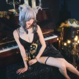 周叽是可爱兔兔《一周年礼服》主题写真：24张全套美图