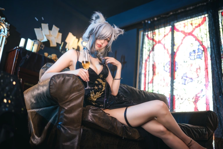 周叽是可爱兔兔《一周年礼服》主题写真：24张全套美图