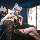 周叽是可爱兔兔《一周年礼服》主题写真：24张全套美图