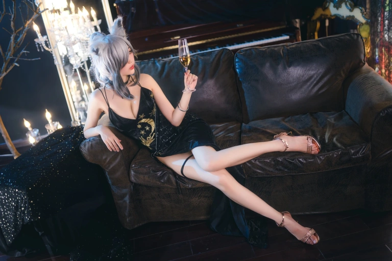 周叽是可爱兔兔《一周年礼服》主题写真：24张全套美图
