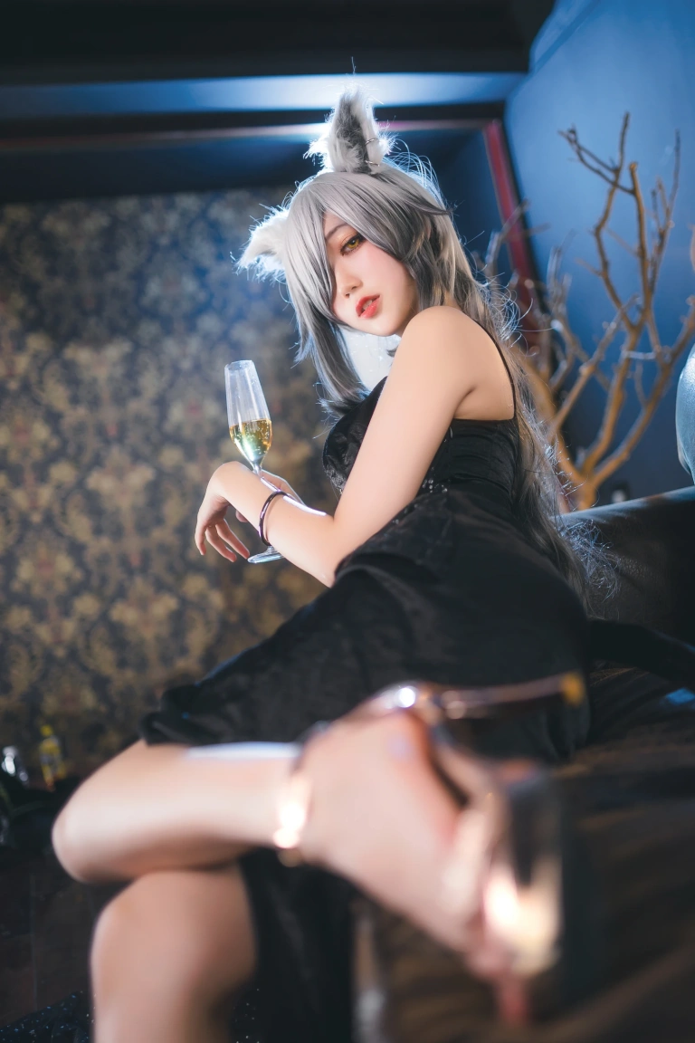 周叽是可爱兔兔《一周年礼服》主题写真：24张全套美图