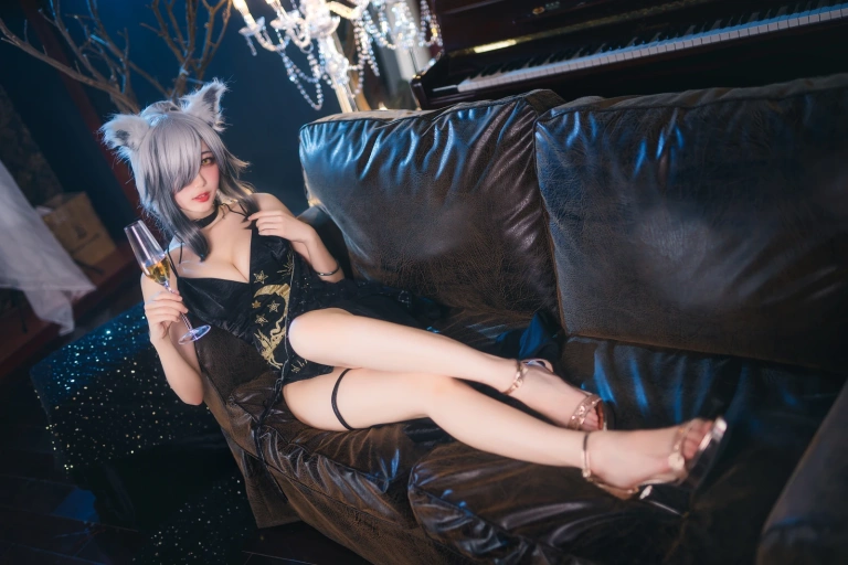 周叽是可爱兔兔《一周年礼服》主题写真：24张全套美图
