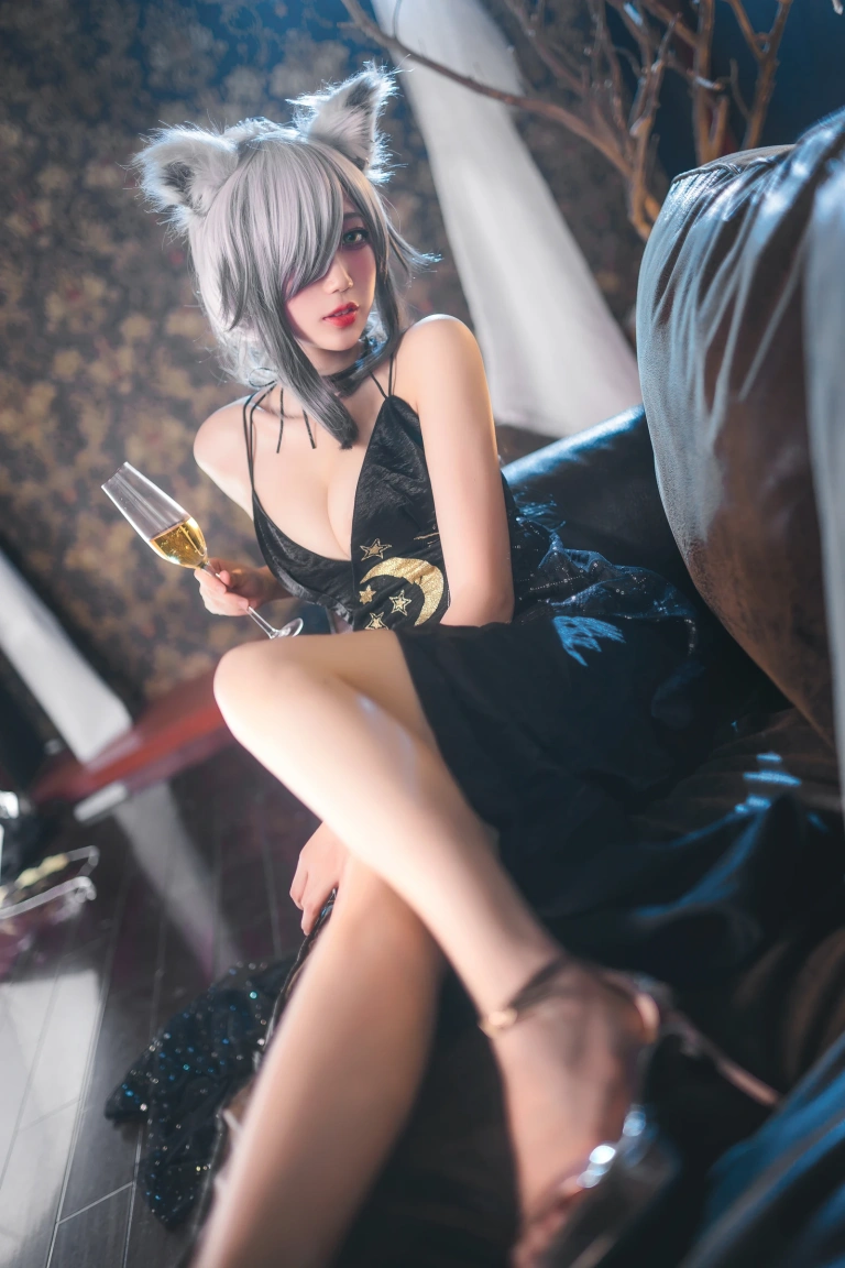 周叽是可爱兔兔《一周年礼服》主题写真：24张全套美图