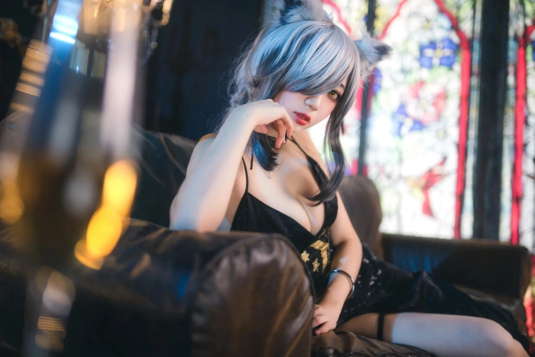周叽是可爱兔兔《一周年礼服》主题写真：24张全套美图