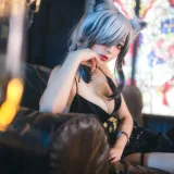 周叽是可爱兔兔《一周年礼服》主题写真：24张全套美图