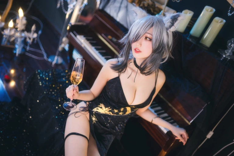 周叽是可爱兔兔《一周年礼服》主题写真：24张全套美图