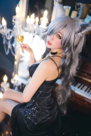 周叽是可爱兔兔《一周年礼服》主题写真：24张全套美图