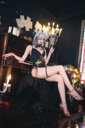 周叽是可爱兔兔《一周年礼服》主题写真：24张全套美图