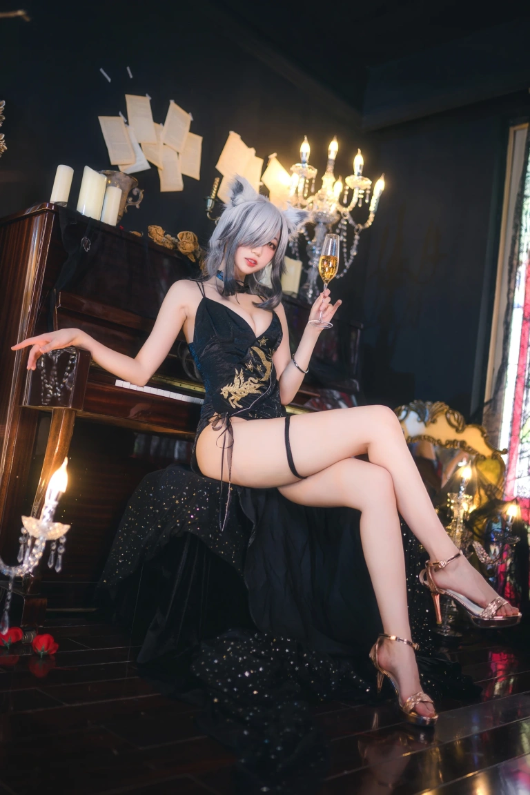 周叽是可爱兔兔《一周年礼服》主题写真：24张全套美图