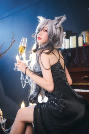 周叽是可爱兔兔《一周年礼服》主题写真：24张全套美图