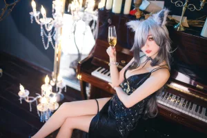 周叽是可爱兔兔《一周年礼服》主题写真：24张全套美图