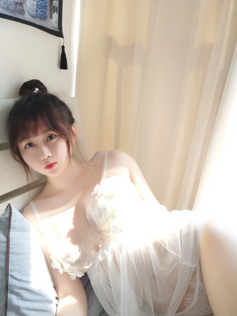 依酱《蕾丝内衣》主题写真：24张全套美图