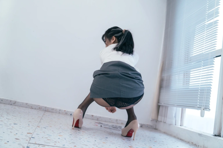 轩萧学姐《NO.08 – OL》主题写真：34张全套美图