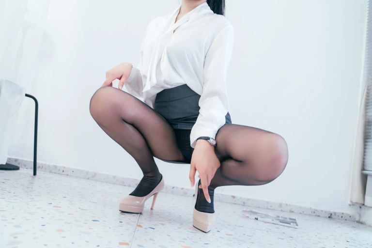 轩萧学姐《NO.08 – OL》主题写真：34张全套美图
