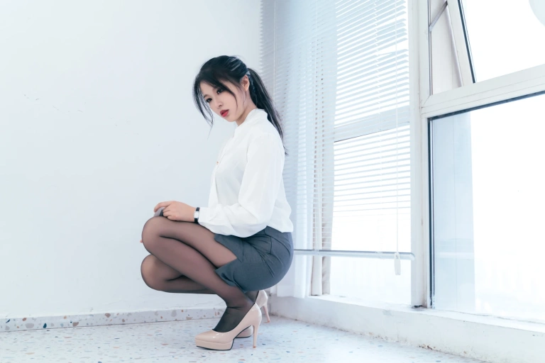 轩萧学姐《NO.08 – OL》主题写真：34张全套美图
