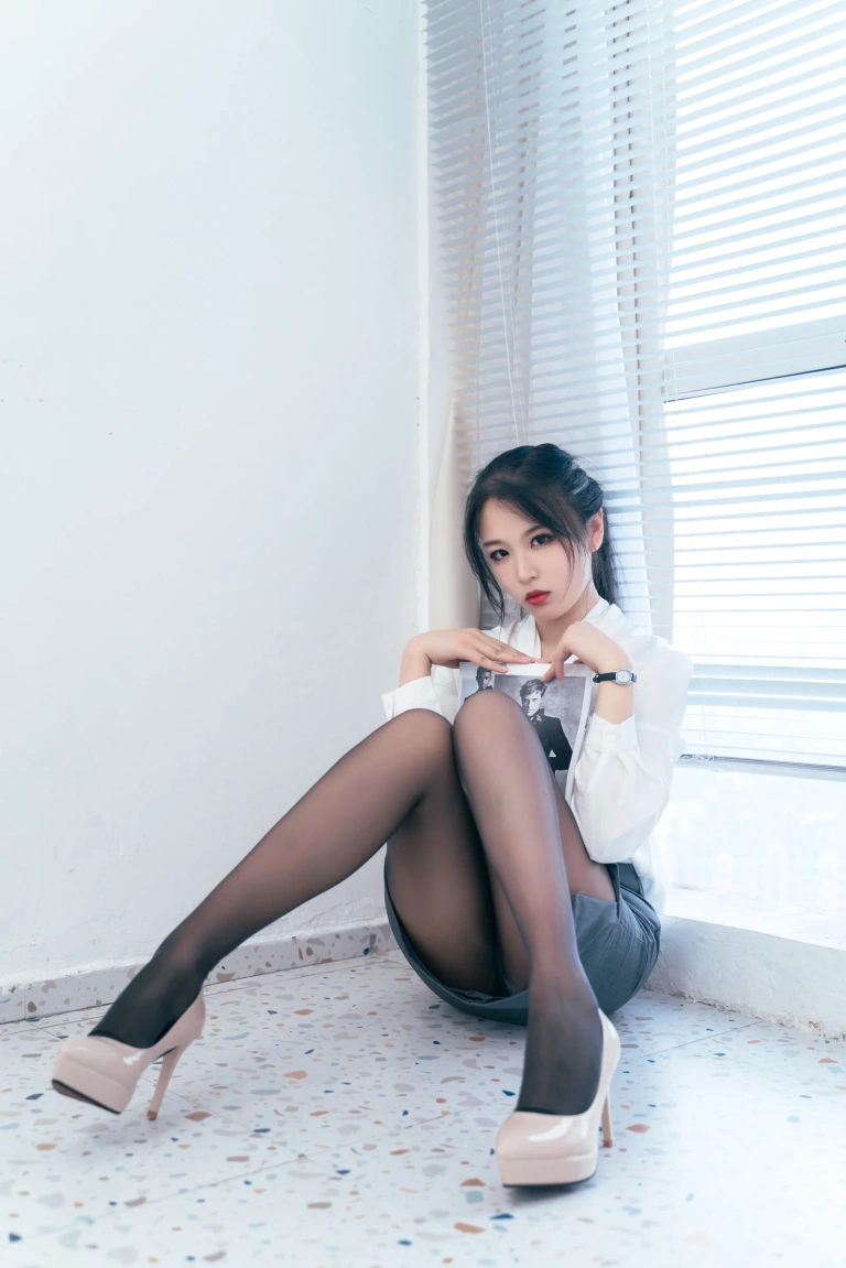 轩萧学姐《NO.08 – OL》主题写真：34张全套美图