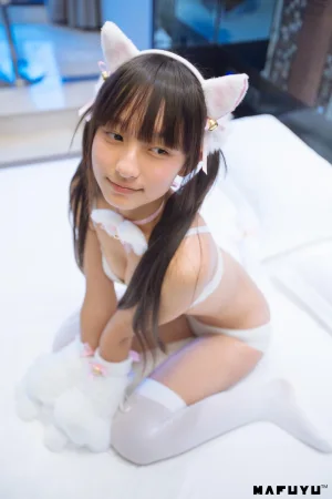 神楽坂真冬《Reimu猫娘系列》主题写真：40张全套美图