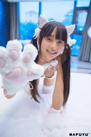 神楽坂真冬《Reimu猫娘系列》主题写真：40张全套美图