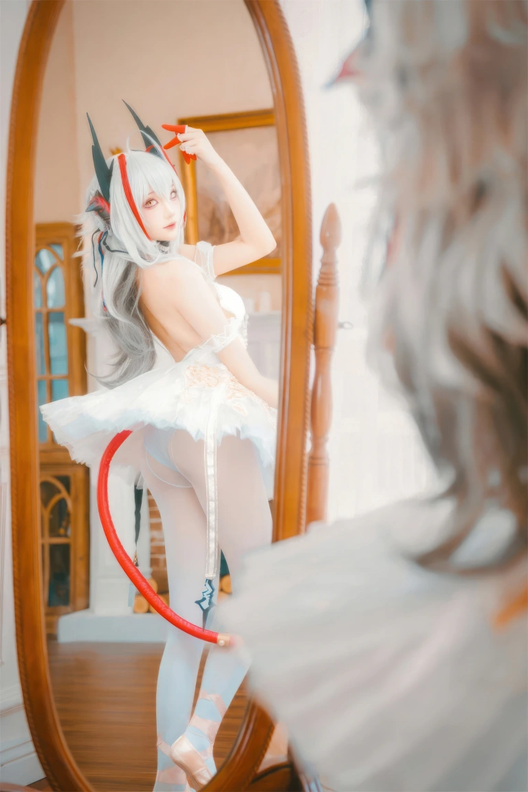 瓜希酱《明日方舟 w芭蕾》主题写真：15张全套美图
