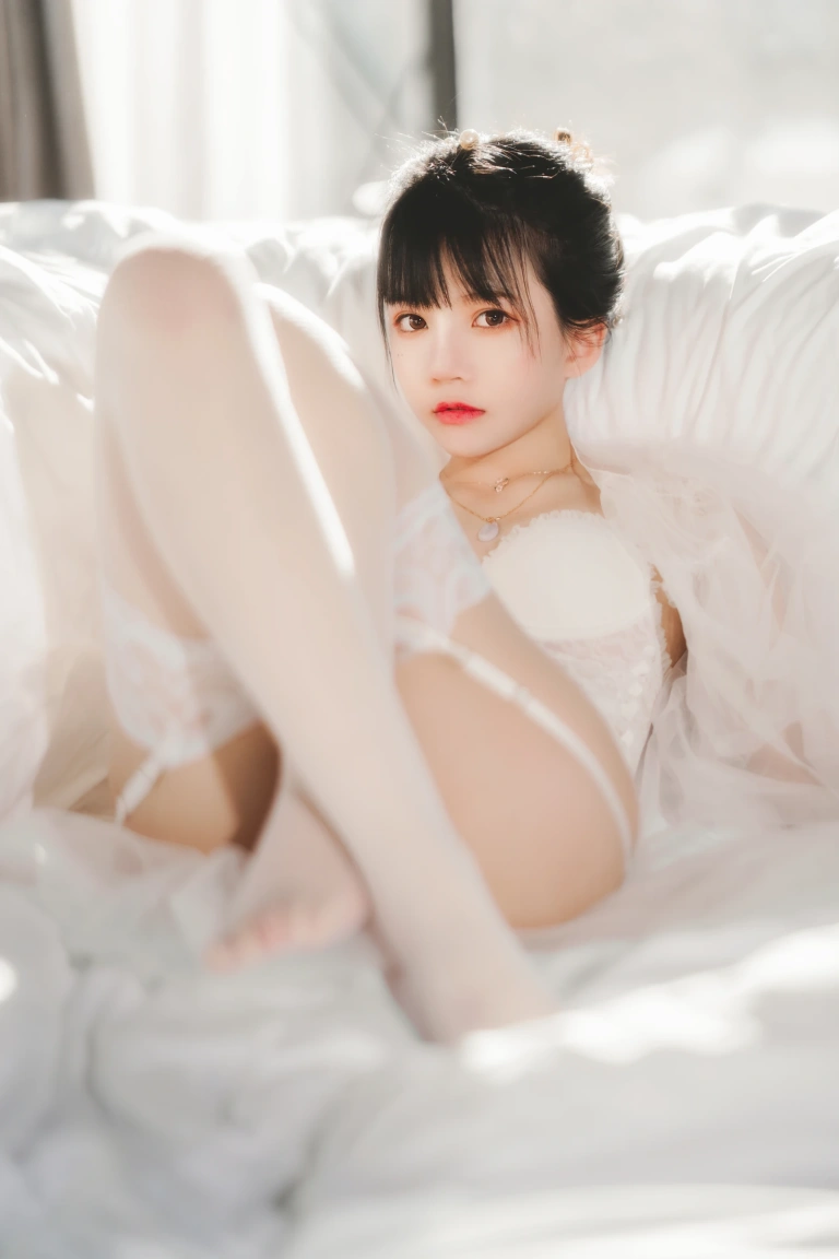 桜桃喵《白纱糖01》主题写真：40张全套美图