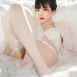 桜桃喵《白纱糖01》主题写真：40张全套美图
