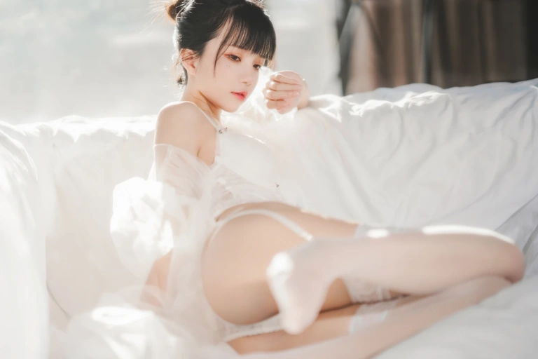 桜桃喵《白纱糖01》主题写真：40张全套美图