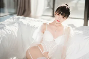 桜桃喵《白纱糖01》主题写真：40张全套美图