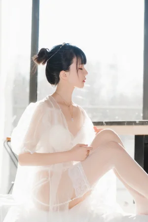 桜桃喵《白纱糖01》主题写真：40张全套美图