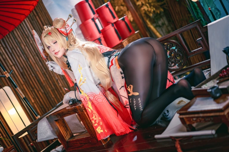 阿包也是兔娘《交错战线 咎瓦尤斯》主题写真：28张全套美图，含2个视频