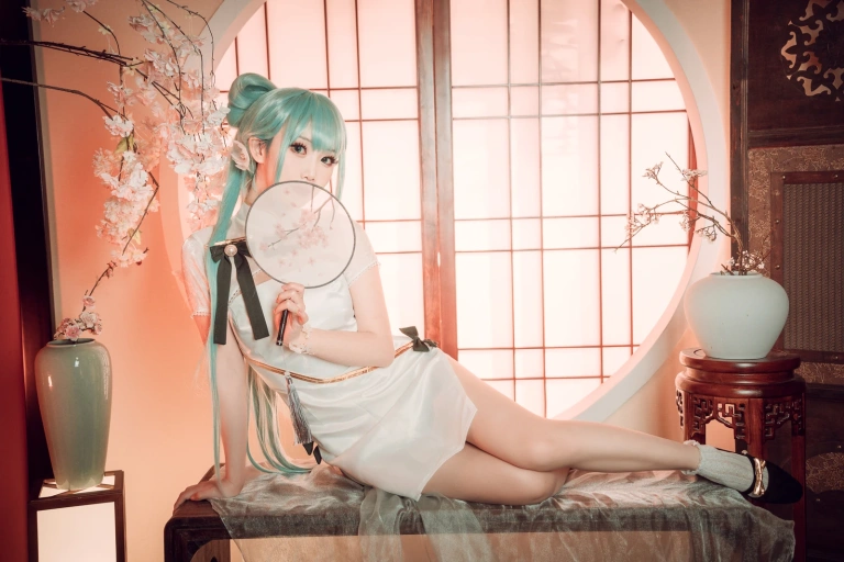 面饼仙儿《初音旗袍》主题写真：28张全套美图