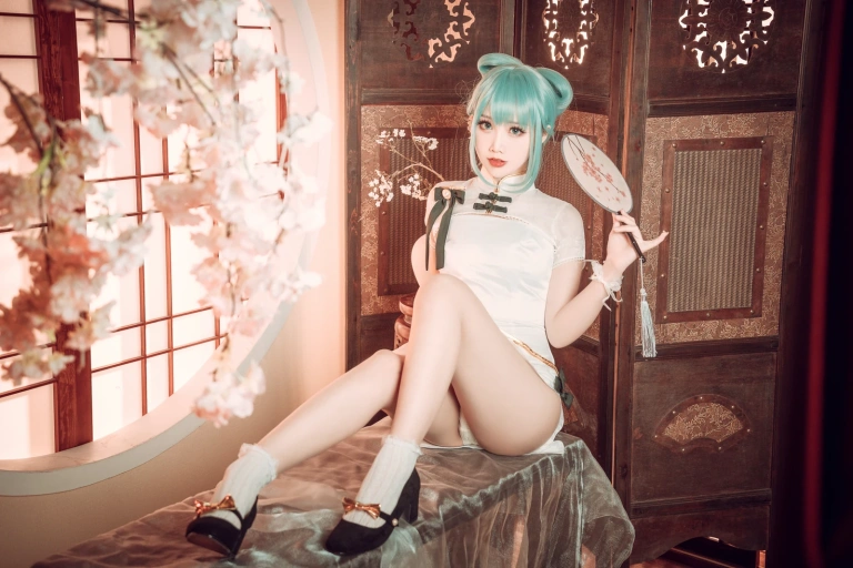 面饼仙儿《初音旗袍》主题写真：28张全套美图
