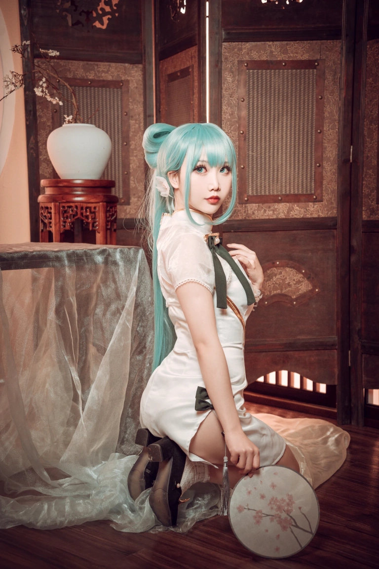 面饼仙儿《初音旗袍》主题写真：28张全套美图