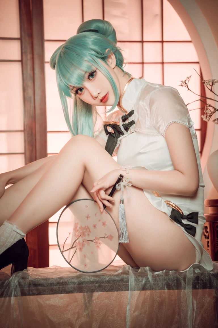 面饼仙儿《初音旗袍》主题写真：28张全套美图