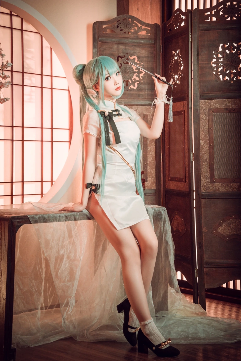 面饼仙儿《初音旗袍》主题写真：28张全套美图